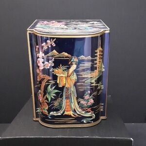 VGT,Daher Decorative Asian-Inspired Blue Chinoiserie Tea Tin .
